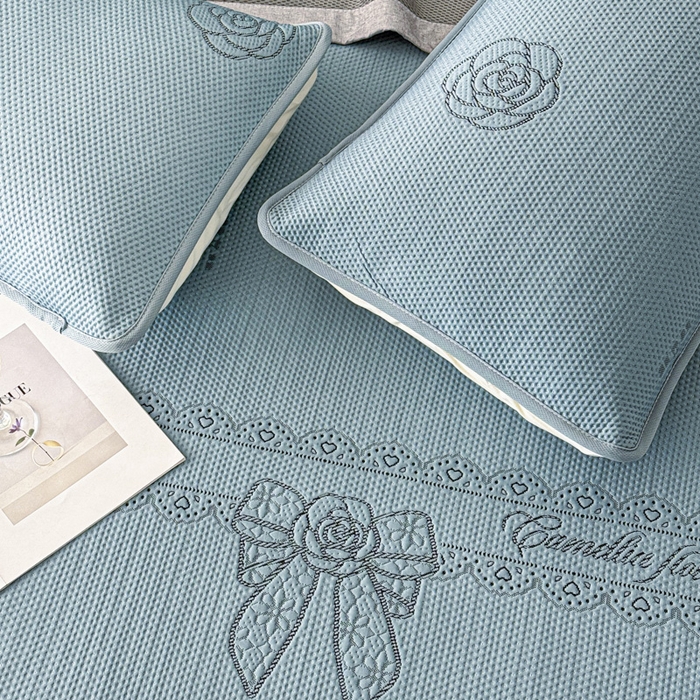 91家纺网 家纺一手货源 找家纺 鑫钰 2025新款A类进口PE高冷感凉席高端聚乙烯凉豆豆高克重480克冰丝凉席床席三件套 山茶物语-蓝