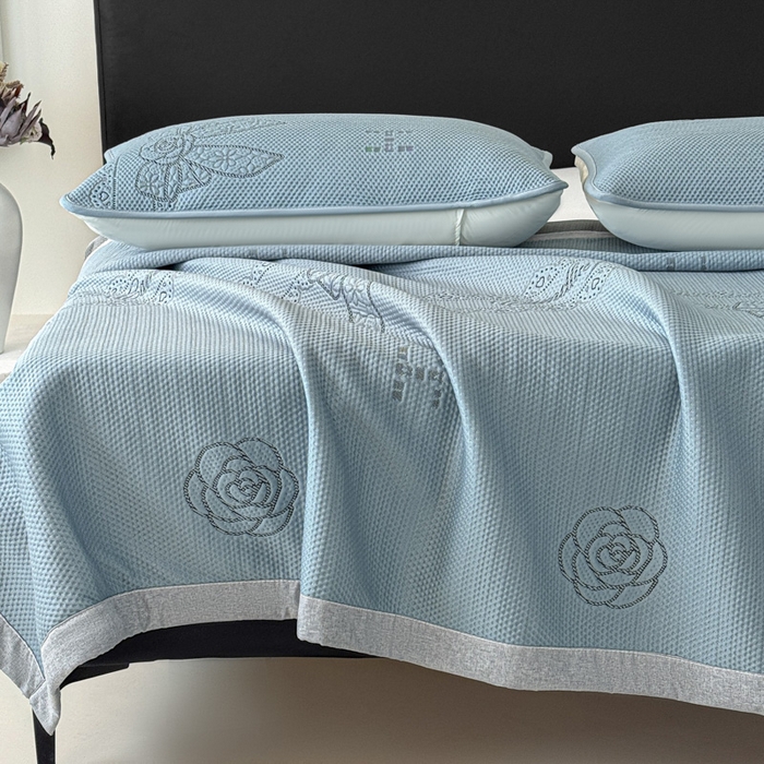 91家纺网 家纺一手货源 找家纺 鑫钰 2025新款A类进口PE高冷感凉席高端聚乙烯凉豆豆高克重480克冰丝凉席床席三件套 山茶物语-蓝