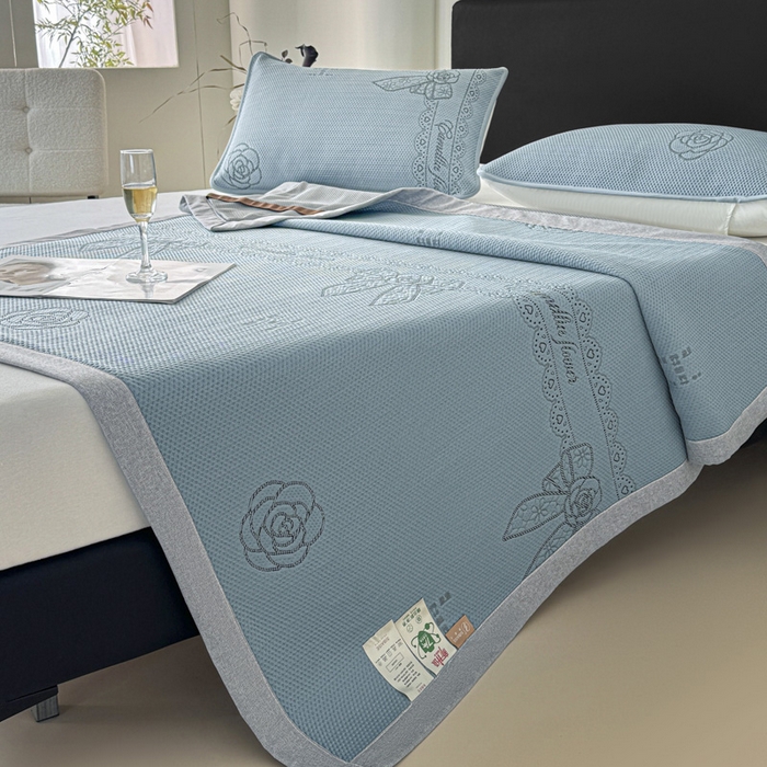 91家纺网 家纺一手货源 找家纺 鑫钰 2025新款A类进口PE高冷感凉席高端聚乙烯凉豆豆高克重480克冰丝凉席床席三件套 山茶物语-蓝