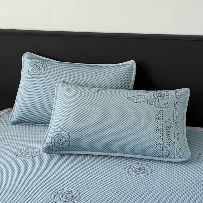 91家纺网 家纺一手货源 找家纺 鑫钰 2025新款A类进口PE高冷感凉席高端聚乙烯凉豆豆高克重480克冰丝凉席床席三件套 山茶物语-蓝