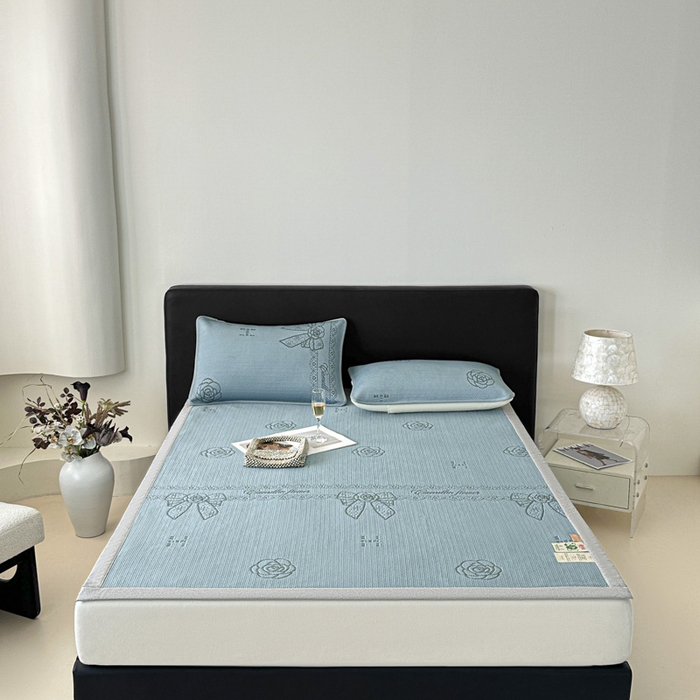 91家纺网 家纺一手货源 找家纺 鑫钰 2025新款A类进口PE高冷感凉席高端聚乙烯凉豆豆高克重480克冰丝凉席床席三件套 山茶物语-蓝