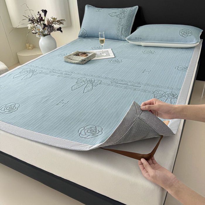 91家纺网 家纺一手货源 找家纺 鑫钰 2025新款A类进口PE高冷感凉席高端聚乙烯凉豆豆高克重480克冰丝凉席床席三件套 山茶物语-蓝