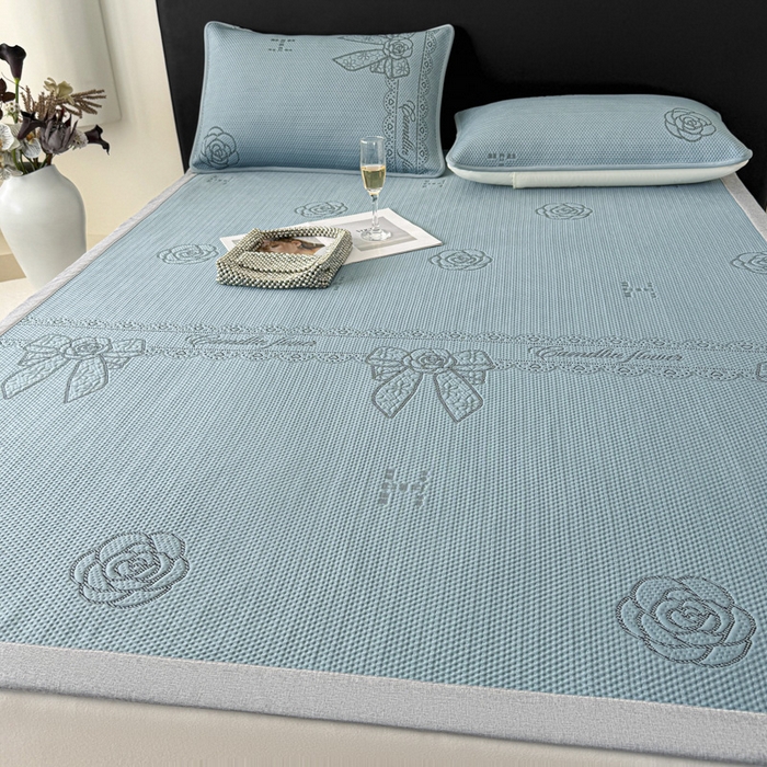 91家纺网 家纺一手货源 找家纺 鑫钰 2025新款A类进口PE高冷感凉席高端聚乙烯凉豆豆高克重480克冰丝凉席床席三件套 山茶物语-蓝