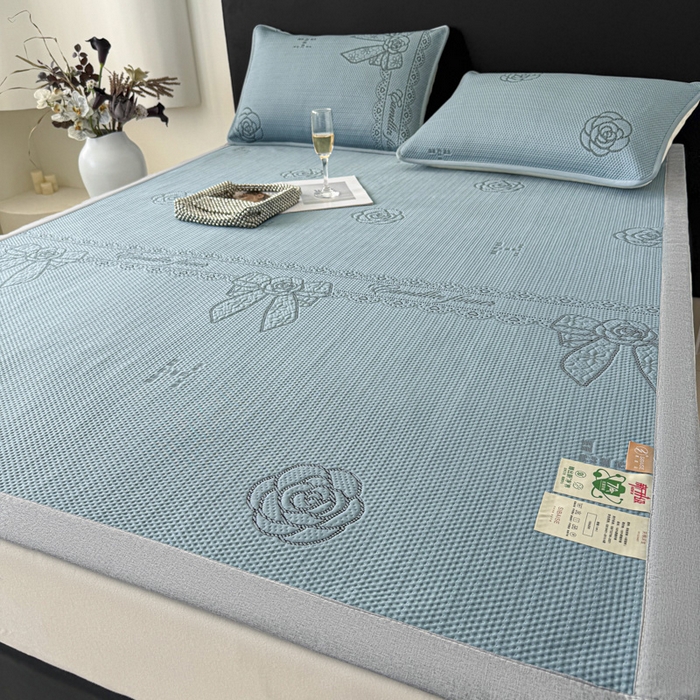91家纺网 家纺一手货源 找家纺 鑫钰 2025新款A类进口PE高冷感凉席高端聚乙烯凉豆豆高克重480克冰丝凉席床席三件套 山茶物语-蓝