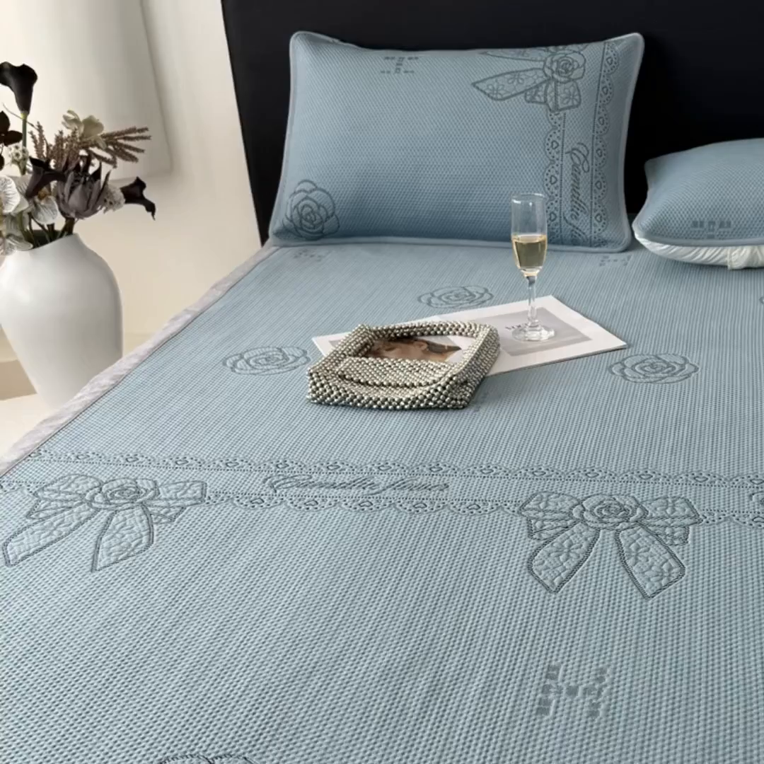 91家纺网 家纺一手货源 找家纺 鑫钰 2025新款A类进口PE高冷感凉席高端聚乙烯凉豆豆高克重480克冰丝凉席床席三件套 山茶物语-蓝