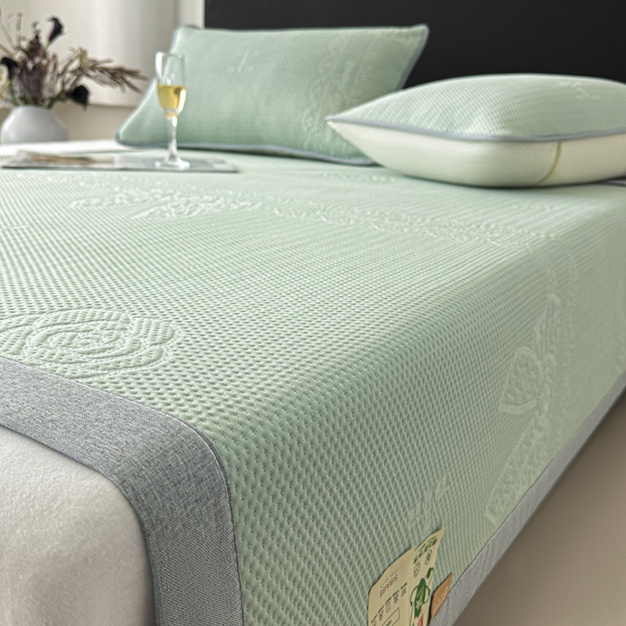 91家纺网 家纺一手货源 找家纺 鑫钰 2025新款A类进口PE高冷感凉席高端聚乙烯凉豆豆高克重480克冰丝凉席床席三件套 山茶物语-绿