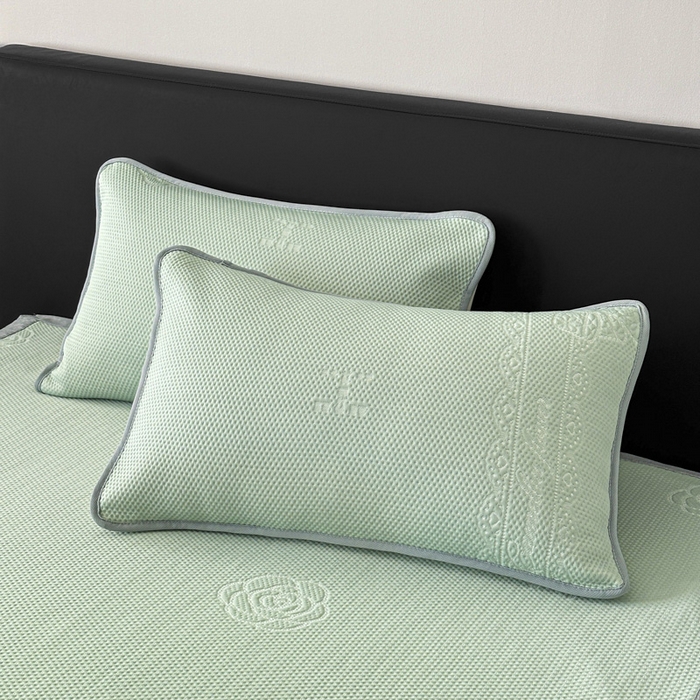 91家纺网 家纺一手货源 找家纺 鑫钰 2025新款A类进口PE高冷感凉席高端聚乙烯凉豆豆高克重480克冰丝凉席床席三件套 山茶物语-绿