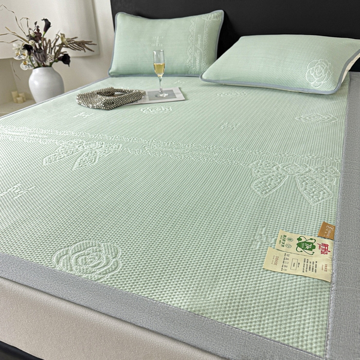 91家纺网 家纺一手货源 找家纺 鑫钰 2025新款A类进口PE高冷感凉席高端聚乙烯凉豆豆高克重480克冰丝凉席床席三件套 山茶物语-绿