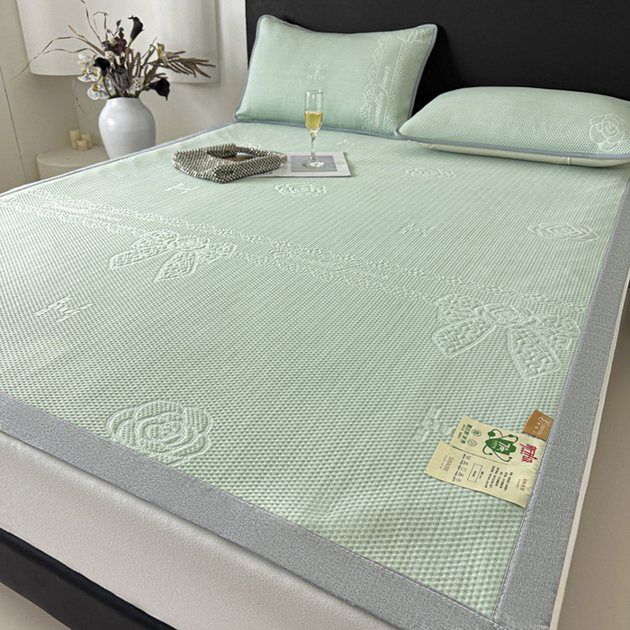 91家纺网 家纺一手货源 找家纺 鑫钰 2025新款A类进口PE高冷感凉席高端聚乙烯凉豆豆高克重480克冰丝凉席床席三件套 山茶物语-绿