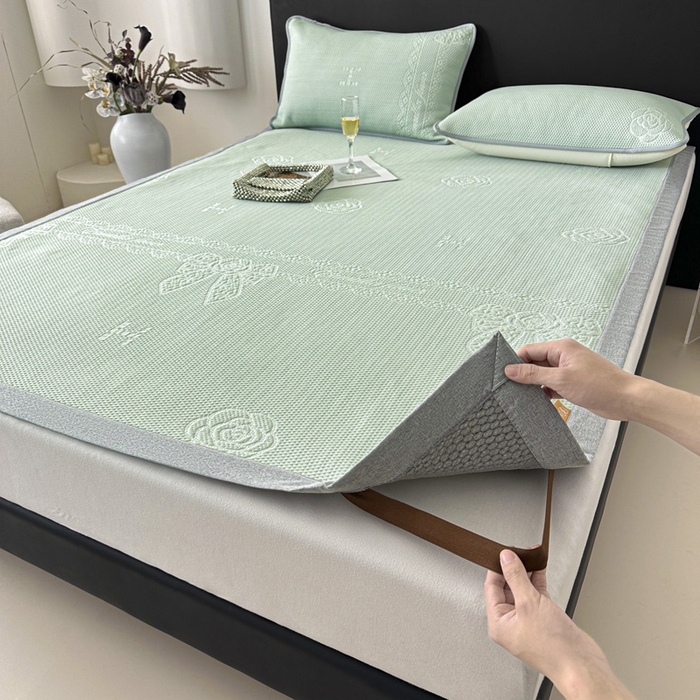 91家纺网 家纺一手货源 找家纺 鑫钰 2025新款A类进口PE高冷感凉席高端聚乙烯凉豆豆高克重480克冰丝凉席床席三件套 山茶物语-绿