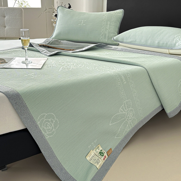 91家纺网 家纺一手货源 找家纺 鑫钰 2025新款A类进口PE高冷感凉席高端聚乙烯凉豆豆高克重480克冰丝凉席床席三件套 山茶物语-绿