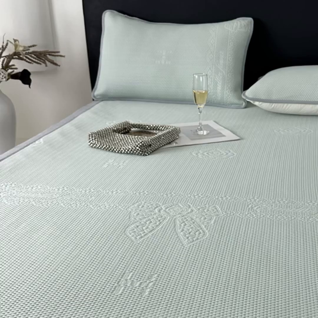 91家纺网 家纺一手货源 找家纺 鑫钰 2025新款A类进口PE高冷感凉席高端聚乙烯凉豆豆高克重480克冰丝凉席床席三件套 山茶物语-绿
