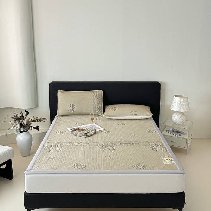 91家纺网 家纺一手货源 找家纺 鑫钰 2025新款A类进口PE高冷感凉席高端聚乙烯凉豆豆高克重480克冰丝凉席床席三件套 山茶物语-奶咖