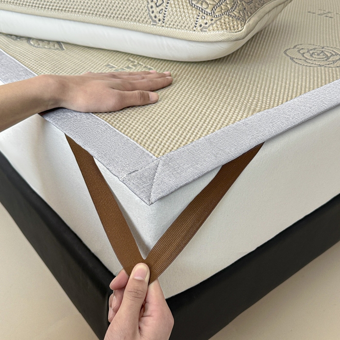 91家纺网 家纺一手货源 找家纺 鑫钰 2025新款A类进口PE高冷感凉席高端聚乙烯凉豆豆高克重480克冰丝凉席床席三件套 山茶物语-奶咖