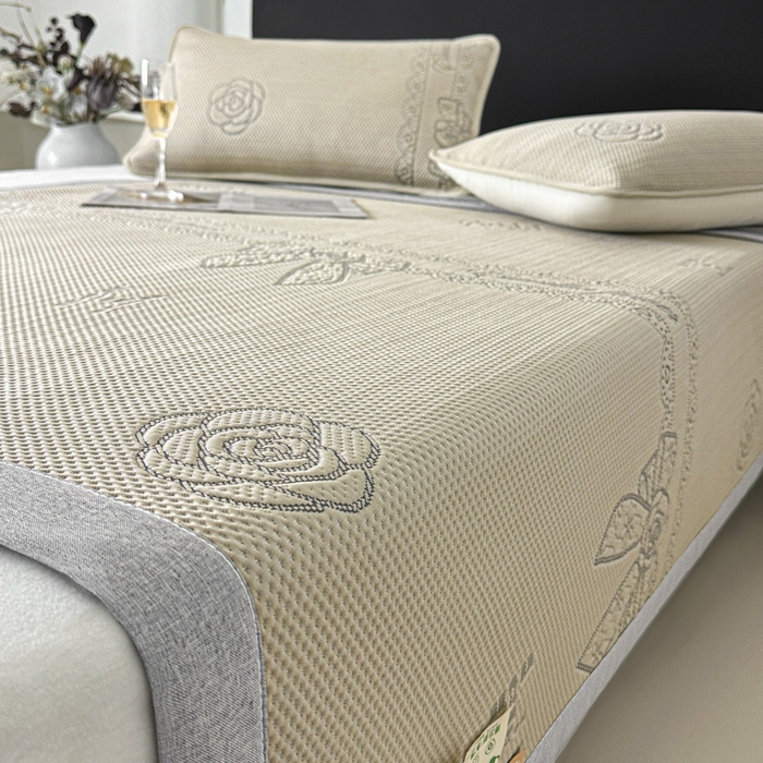 91家纺网 家纺一手货源 找家纺 鑫钰 2025新款A类进口PE高冷感凉席高端聚乙烯凉豆豆高克重480克冰丝凉席床席三件套 山茶物语-奶咖