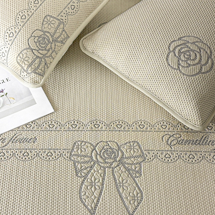 91家纺网 家纺一手货源 找家纺 鑫钰 2025新款A类进口PE高冷感凉席高端聚乙烯凉豆豆高克重480克冰丝凉席床席三件套 山茶物语-奶咖