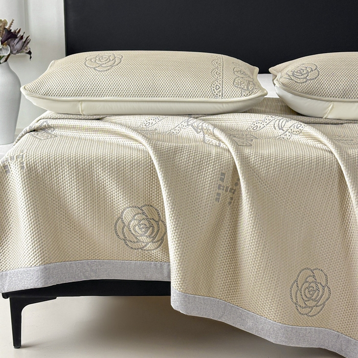 91家纺网 家纺一手货源 找家纺 鑫钰 2025新款A类进口PE高冷感凉席高端聚乙烯凉豆豆高克重480克冰丝凉席床席三件套 山茶物语-奶咖