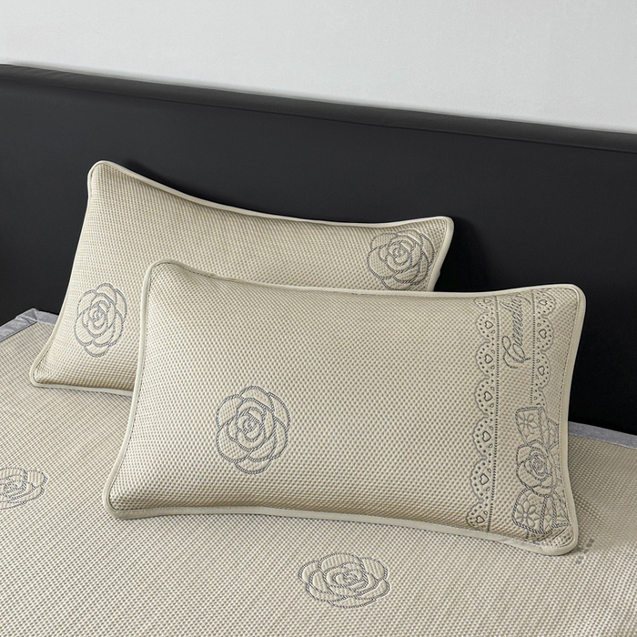 91家纺网 家纺一手货源 找家纺 鑫钰 2025新款A类进口PE高冷感凉席高端聚乙烯凉豆豆高克重480克冰丝凉席床席三件套 山茶物语-奶咖