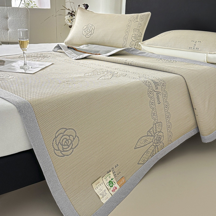 91家纺网 家纺一手货源 找家纺 鑫钰 2025新款A类进口PE高冷感凉席高端聚乙烯凉豆豆高克重480克冰丝凉席床席三件套 山茶物语-奶咖