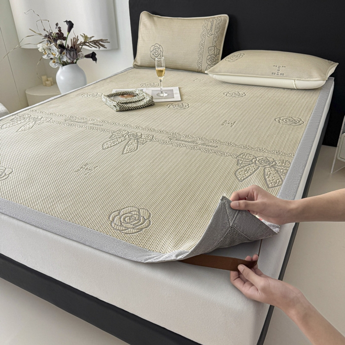 91家纺网 家纺一手货源 找家纺 鑫钰 2025新款A类进口PE高冷感凉席高端聚乙烯凉豆豆高克重480克冰丝凉席床席三件套 山茶物语-奶咖