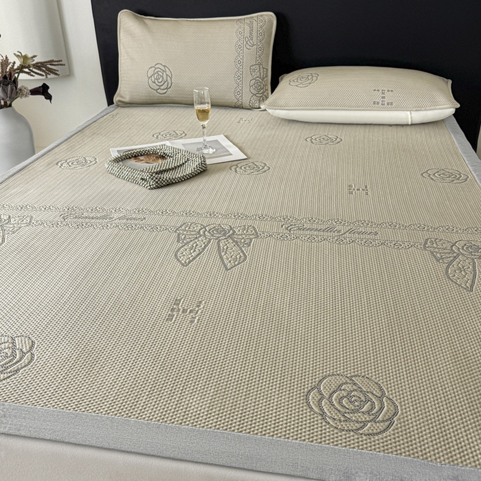 91家纺网 家纺一手货源 找家纺 鑫钰 2025新款A类进口PE高冷感凉席高端聚乙烯凉豆豆高克重480克冰丝凉席床席三件套 山茶物语-奶咖