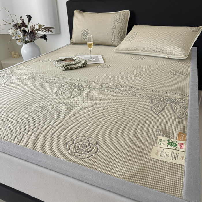 91家纺网 家纺一手货源 找家纺 鑫钰 2025新款A类进口PE高冷感凉席高端聚乙烯凉豆豆高克重480克冰丝凉席床席三件套 山茶物语-奶咖