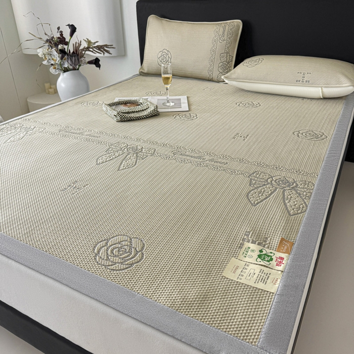 91家纺网 家纺一手货源 找家纺 鑫钰 2025新款A类进口PE高冷感凉席高端聚乙烯凉豆豆高克重480克冰丝凉席床席三件套 山茶物语-奶咖