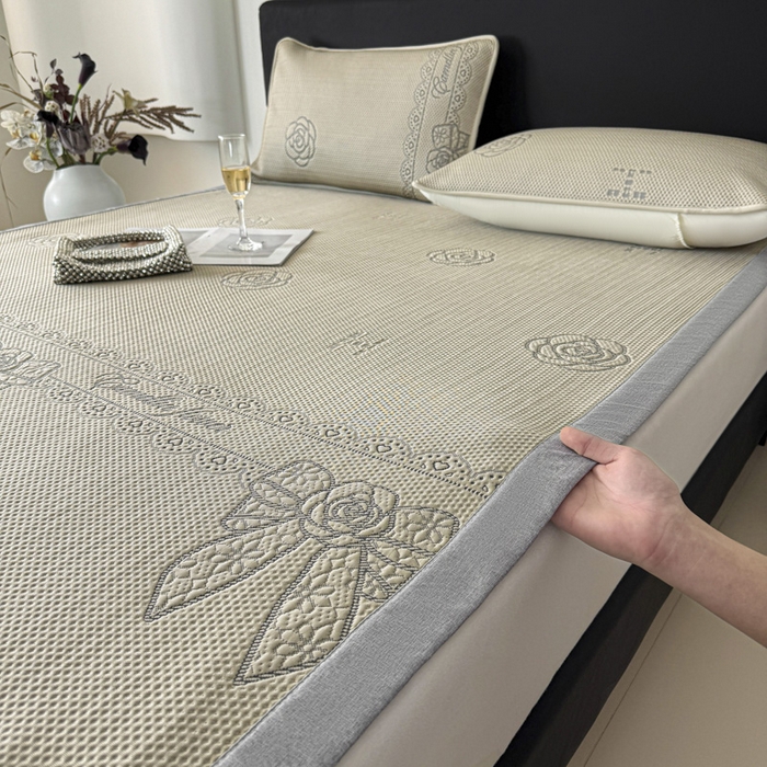 91家纺网 家纺一手货源 找家纺 鑫钰 2025新款A类进口PE高冷感凉席高端聚乙烯凉豆豆高克重480克冰丝凉席床席三件套 山茶物语-奶咖