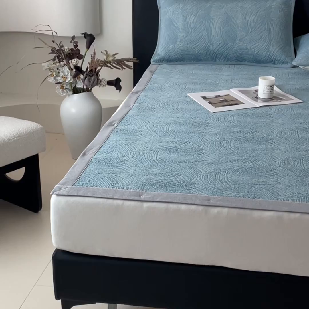 91家纺网 家纺一手货源 找家纺 鑫钰 2025新款A类进口PE高冷感凉席高端聚乙烯凉豆豆高克重480克冰丝凉席床席三件套 云锦-冰川蓝