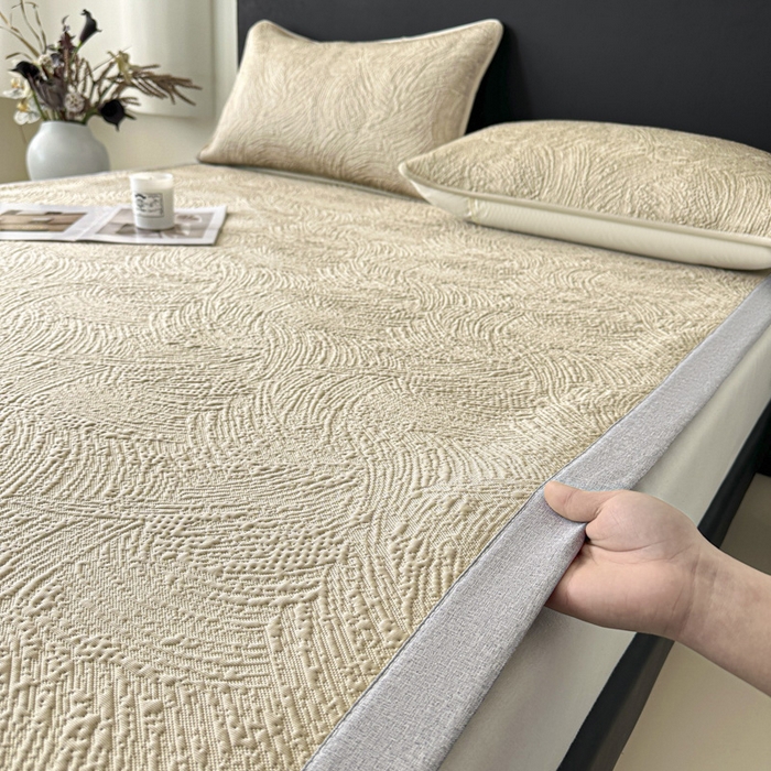 91家纺网 家纺一手货源 找家纺 鑫钰 2025新款A类进口PE高冷感凉席高端聚乙烯凉豆豆高克重480克冰丝凉席床席三件套 云锦-奶咖