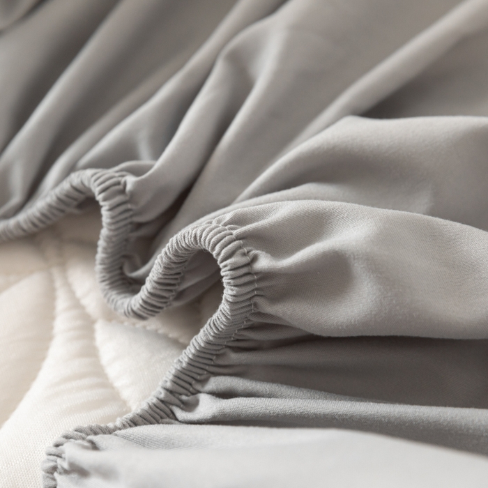 91家纺网 家纺一手货源 找家纺 鑫钰 2025新款防水夹棉防水床笠-花穗 花穗-低调灰