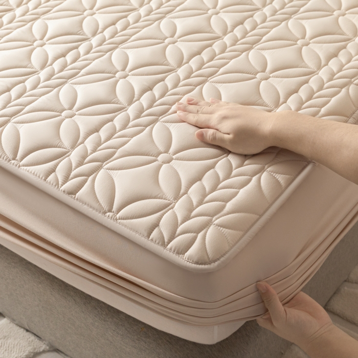 91家纺网 家纺一手货源 找家纺 鑫钰 2025新款防水夹棉防水床笠-花穗 花穗-香槟驼