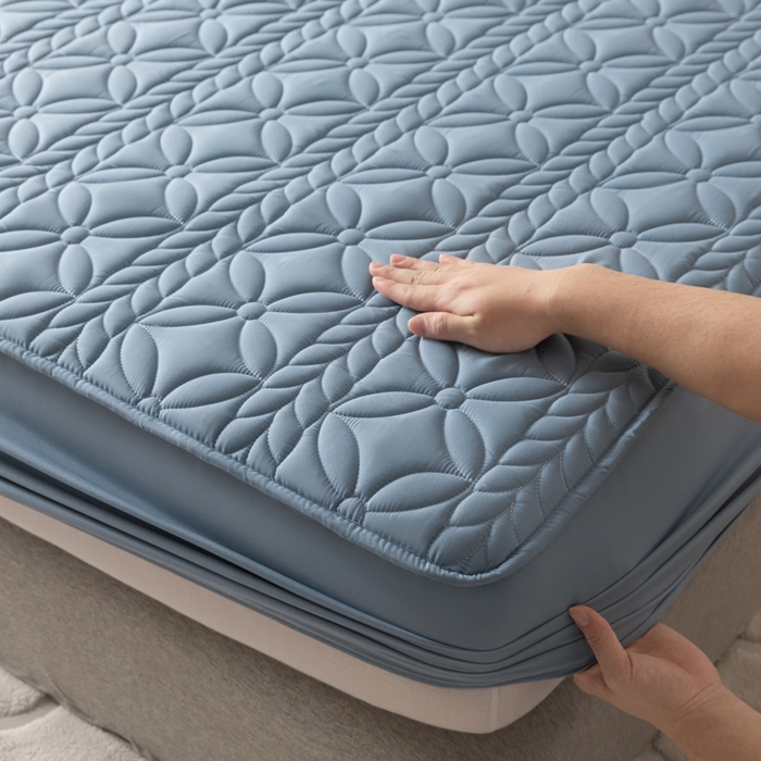 91家纺网 家纺一手货源 找家纺 鑫钰 2025新款防水夹棉防水床笠-花穗 花穗-优雅蓝