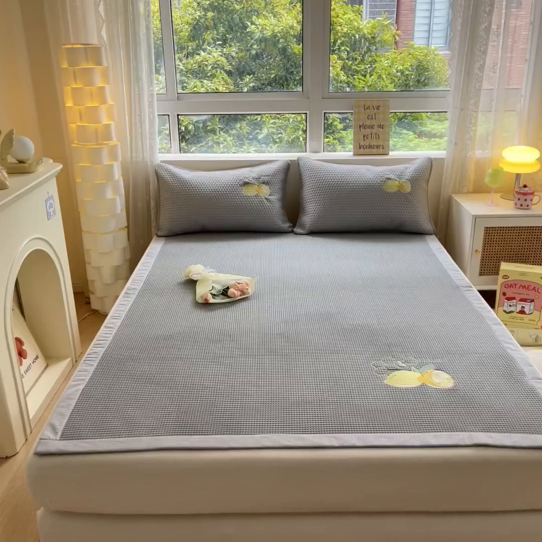 91家纺网 家纺一手货源 找家纺 （总）鑫钰 2025新款超速凉感冰丝绣花凉席-床席款