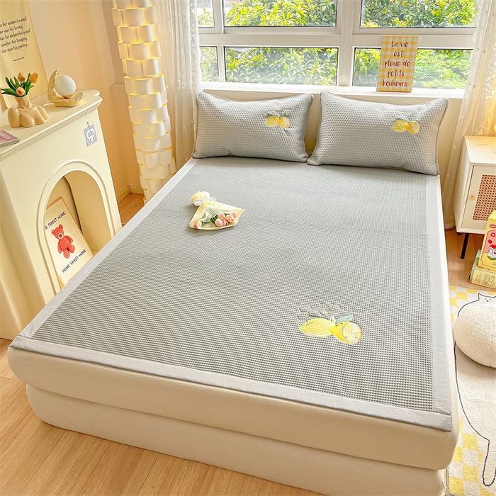 91家纺网 家纺一手货源 找家纺 （总）鑫钰 2025新款超速凉感冰丝绣花凉席-床席款