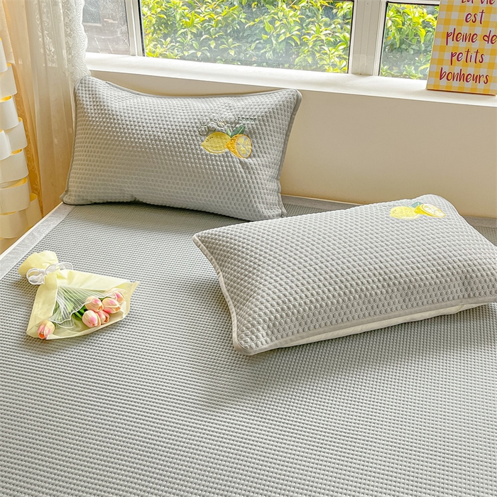 91家纺网 家纺一手货源 找家纺 （总）鑫钰 2025新款超速凉感冰丝绣花凉席-床席款