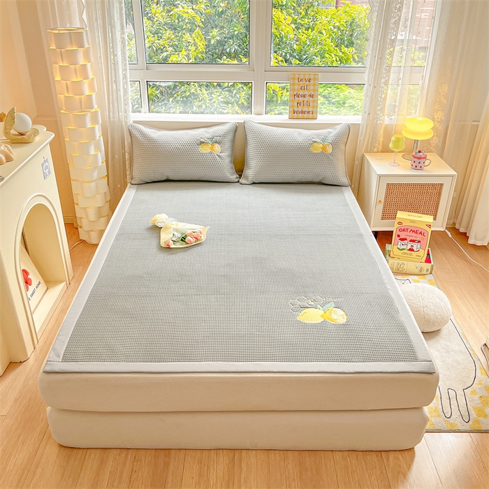 91家纺网 家纺一手货源 找家纺 鑫钰 2025新款超速凉感冰丝绣花凉席-床席款 冰柠檬-华夫格灰（床席款）