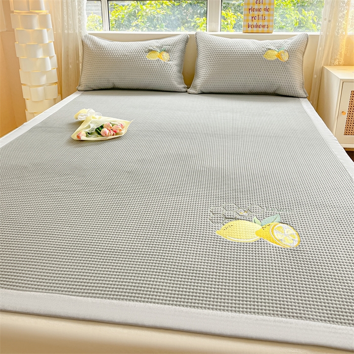 91家纺网 家纺一手货源 找家纺 鑫钰 2025新款超速凉感冰丝绣花凉席-床席款 冰柠檬-华夫格灰（床席款）