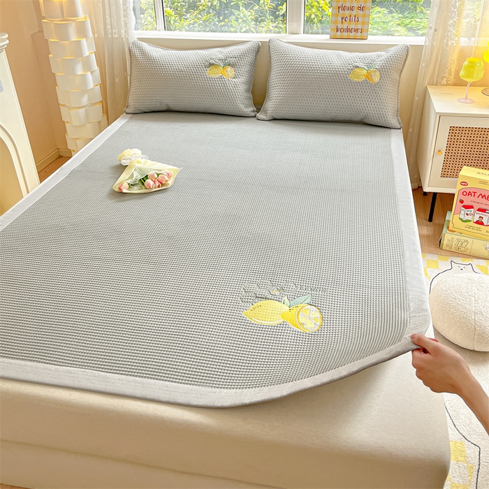 91家纺网 家纺一手货源 找家纺 鑫钰 2025新款超速凉感冰丝绣花凉席-床席款 冰柠檬-华夫格灰（床席款）