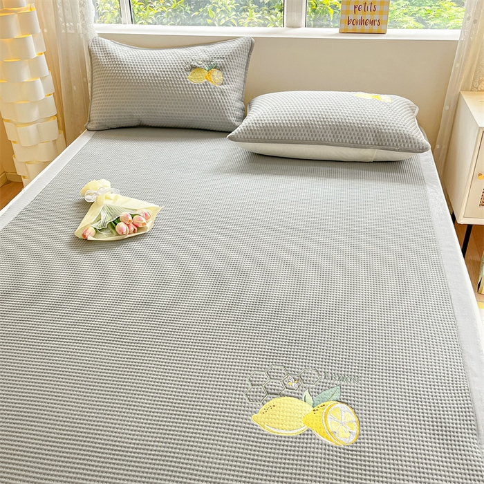 91家纺网 家纺一手货源 找家纺 鑫钰 2025新款超速凉感冰丝绣花凉席-床席款 冰柠檬-华夫格灰（床席款）