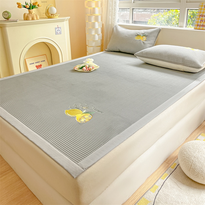 91家纺网 家纺一手货源 找家纺 鑫钰 2025新款超速凉感冰丝绣花凉席-床席款 冰柠檬-华夫格灰（床席款）