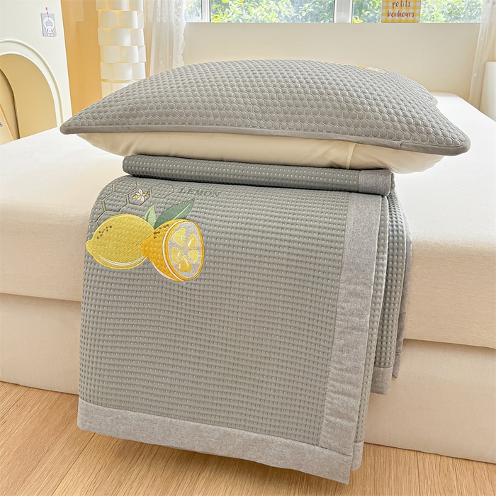 91家纺网 家纺一手货源 找家纺 鑫钰 2025新款超速凉感冰丝绣花凉席-床席款 冰柠檬-华夫格灰（床席款）