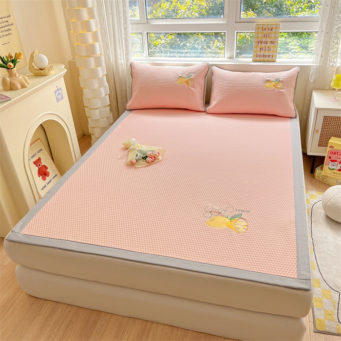 91家纺网 家纺一手货源 找家纺 鑫钰 2025新款超速凉感冰丝绣花凉席-床席款 冰柠檬-冰豆豆粉（床席款）