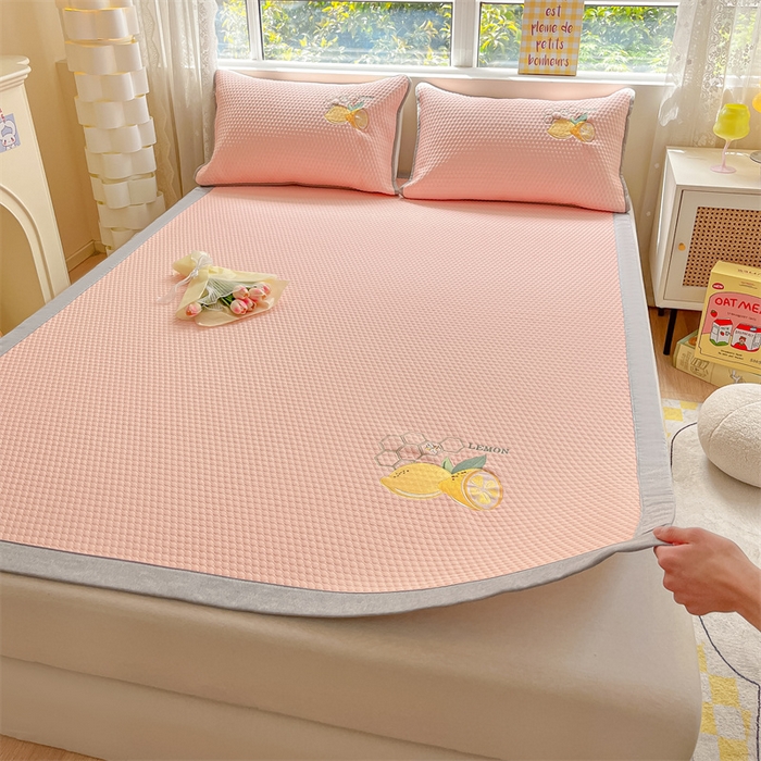 91家纺网 家纺一手货源 找家纺 鑫钰 2025新款超速凉感冰丝绣花凉席-床席款 冰柠檬-冰豆豆粉（床席款）