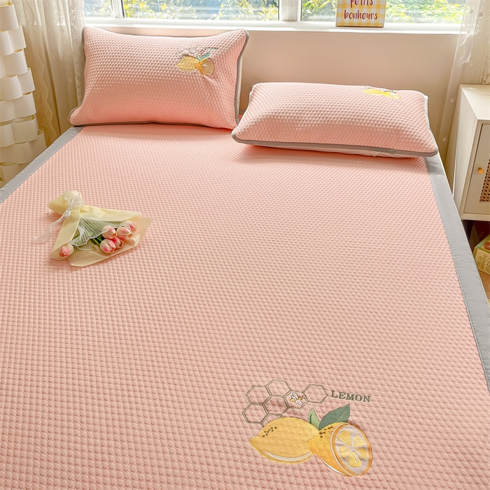 91家纺网 家纺一手货源 找家纺 鑫钰 2025新款超速凉感冰丝绣花凉席-床席款 冰柠檬-冰豆豆粉（床席款）