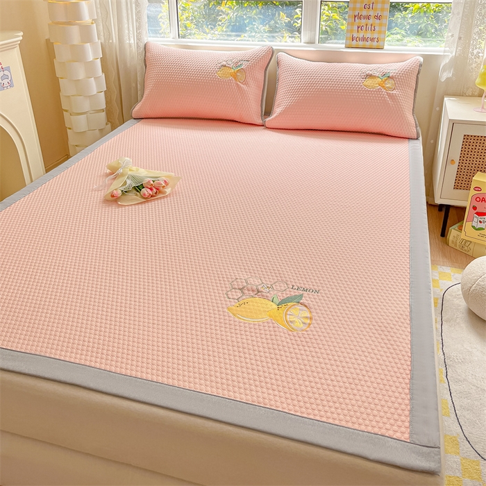 91家纺网 家纺一手货源 找家纺 鑫钰 2025新款超速凉感冰丝绣花凉席-床席款 冰柠檬-冰豆豆粉（床席款）