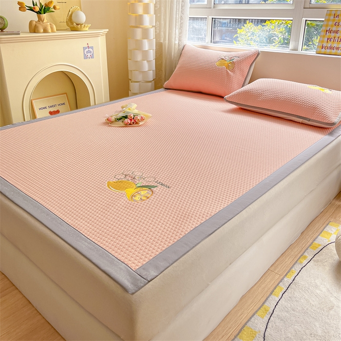 91家纺网 家纺一手货源 找家纺 鑫钰 2025新款超速凉感冰丝绣花凉席-床席款 冰柠檬-冰豆豆粉（床席款）