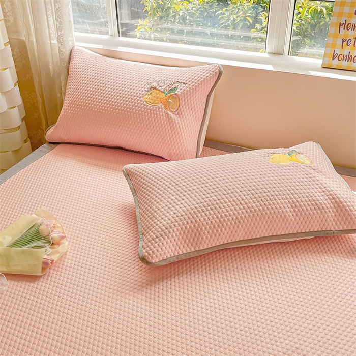 91家纺网 家纺一手货源 找家纺 鑫钰 2025新款超速凉感冰丝绣花凉席-床席款 冰柠檬-冰豆豆粉（床席款）