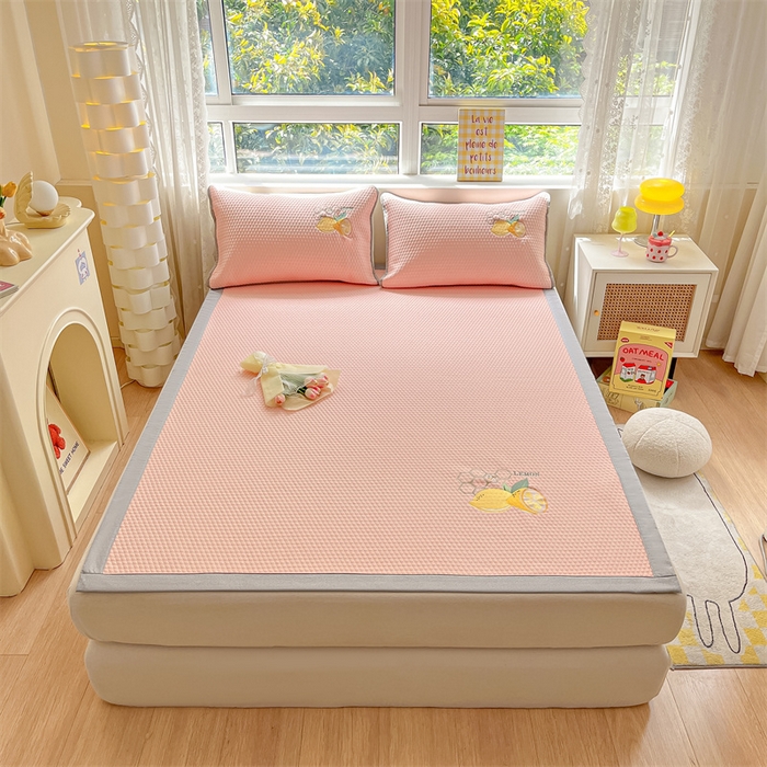 91家纺网 家纺一手货源 找家纺 鑫钰 2025新款超速凉感冰丝绣花凉席-床席款 冰柠檬-冰豆豆粉（床席款）