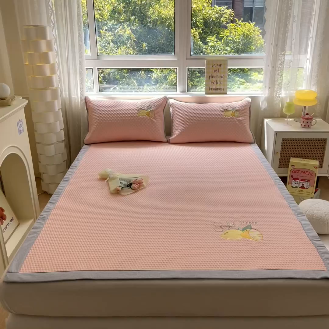 91家纺网 家纺一手货源 找家纺 鑫钰 2025新款超速凉感冰丝绣花凉席-床席款 冰柠檬-冰豆豆粉（床席款）